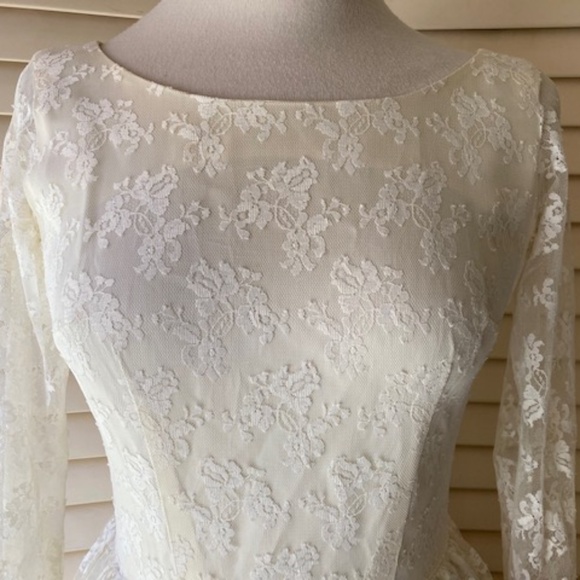 Vintage Ivory Lace Wedding Gown - Picture 8 of 16